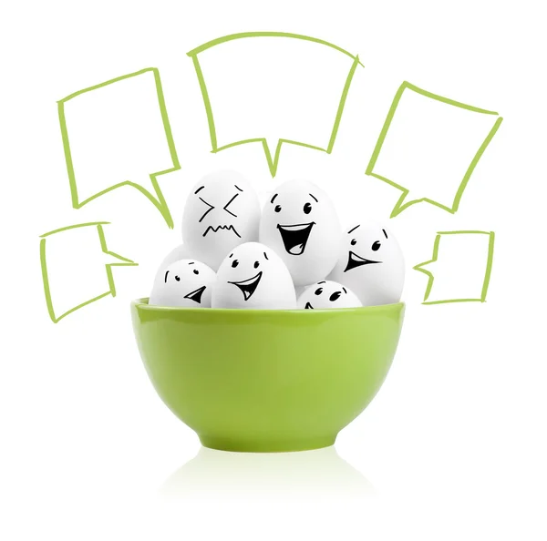 Huevos pintados felices en un bol — Foto de Stock