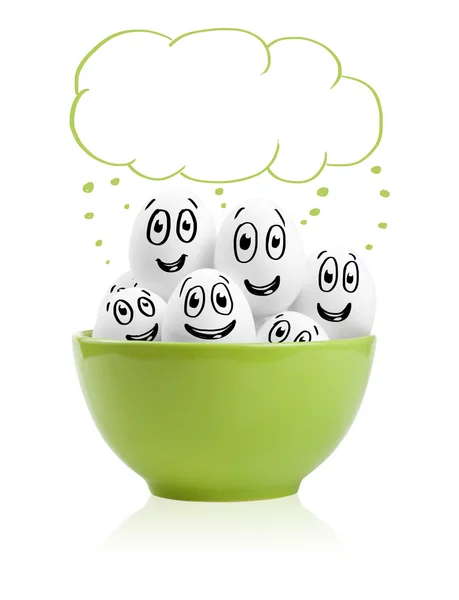 Ovos pintados felizes em uma tigela — Fotografia de Stock