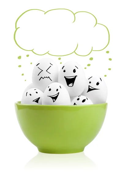 Huevos pintados felices en un bol — Foto de Stock