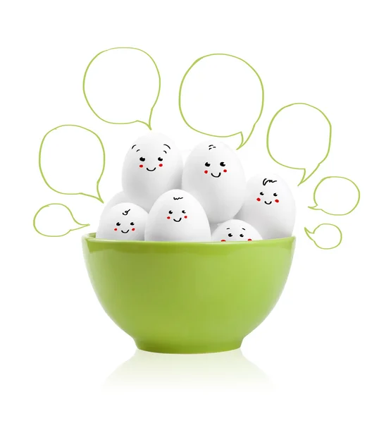 Šťastné malovaná vejce v míse — Stock fotografie