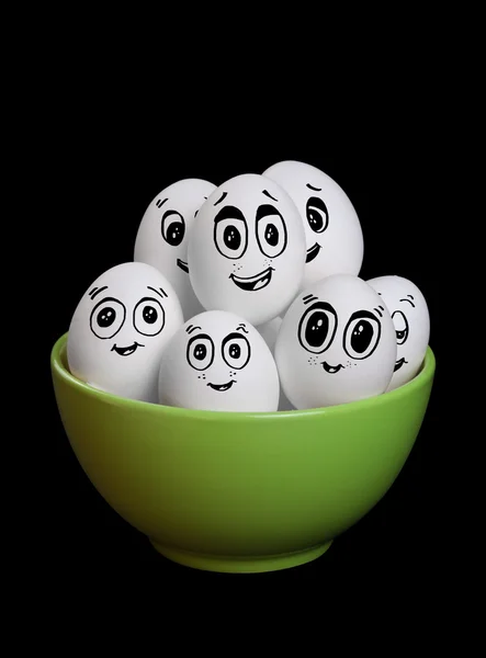 Un groupe de drôle et heureux oeuf collection souriante dans un bol avec bl — Photo