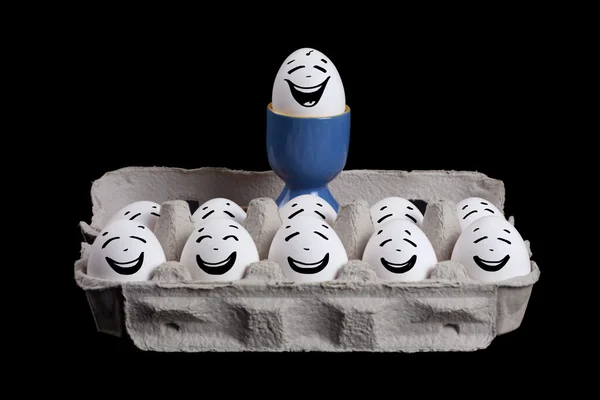 Ägg med leende ansikten i äggskal med en boss över deras huvud — Stockfoto
