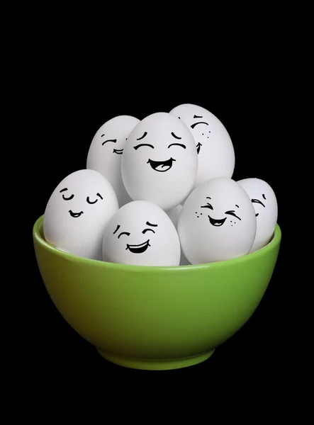 Un gruppo di divertente e felice raccolta di uova smiley in ciotola con bl — Foto Stock