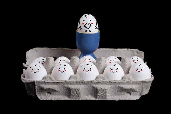 Uova con facce sorridenti in guscio d'uovo con un capo sopra la testa — Foto Stock