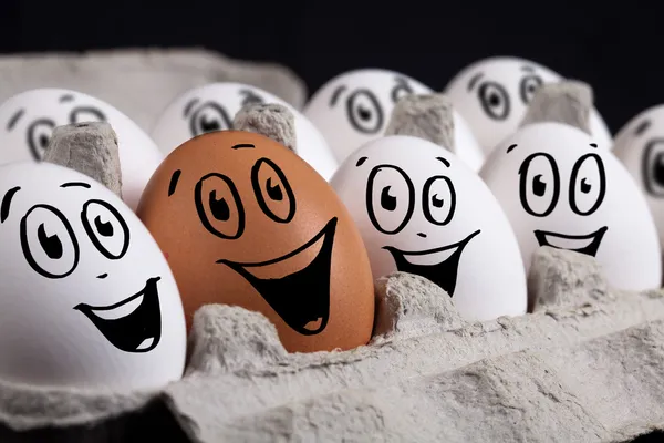 Яйца с смайликами в яичной скорлупе — стоковое фото