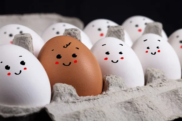 Uova con faccine sorridenti in guscio d'uovo — Foto Stock