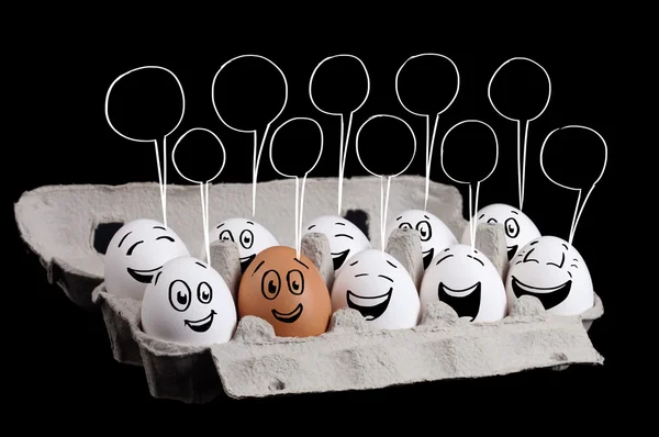 Щаслива група яєць зі усміхненими обличчями, що представляють соціальну мережу — стокове фото