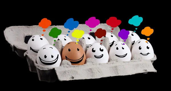 Heureux groupe d'œufs avec des visages souriants représentant un filet social — Photo