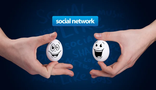Ευτυχισμένη ομάδα των αυγών με χαμογελαστά πρόσωπα που εκπροσωπούν ένα κοινωνικό δίχτυ — Φωτογραφία Αρχείου