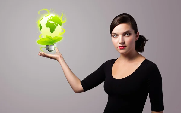 Жінка тримає віртуальний екологічний знак — стокове фото