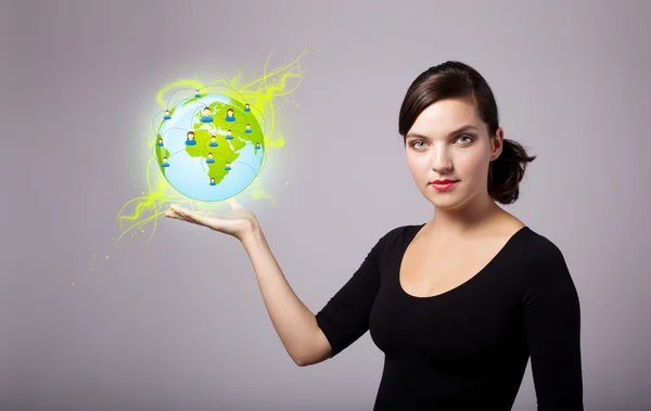Vrouw bedrijf virtuele eco teken — Stockfoto
