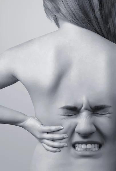 Mulher com dores nas costas — Fotografia de Stock