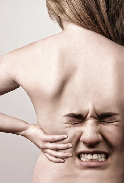 Mulher com dores nas costas — Fotografia de Stock