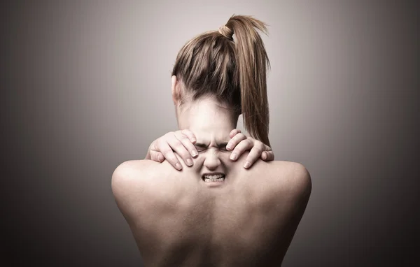 Πίσω από μια γυναίκα που δείχνει πόνο στο λαιμό — Φωτογραφία Αρχείου
