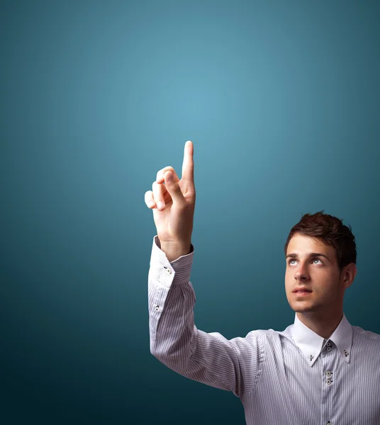 Az ember egy képzeletbeli gomb megnyomásával a bokeh — Stock Fotó