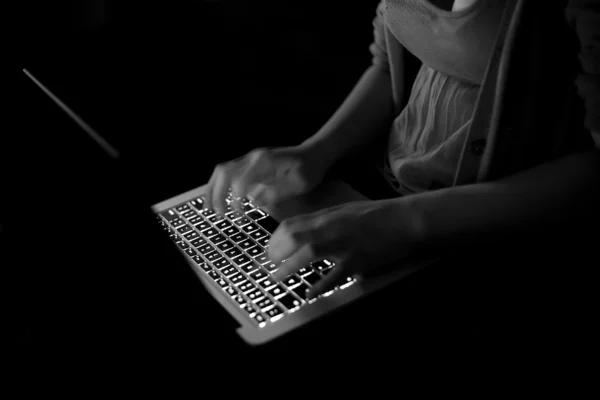 手の入力とコンピューターのキーボード — ストック写真