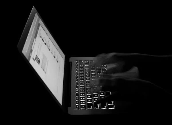 Комп'ютерна клавіатура з введенням рук — стокове фото