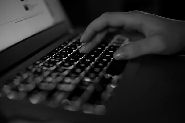 Teclado de computador com mãos de digitação — Fotografia de Stock