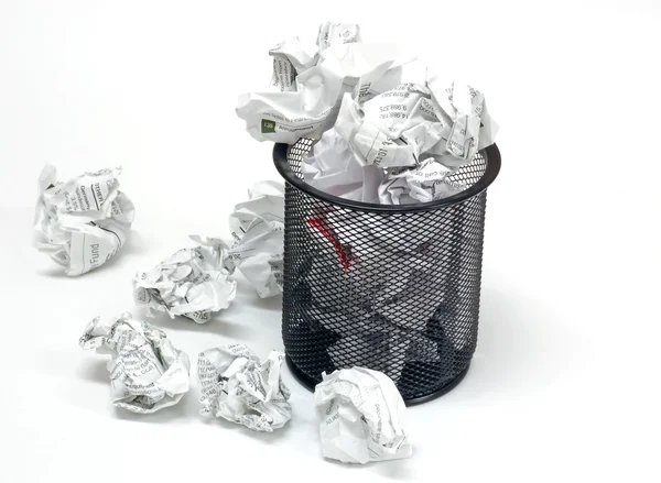 Cesto de lixo de escritório e papel — Fotografia de Stock