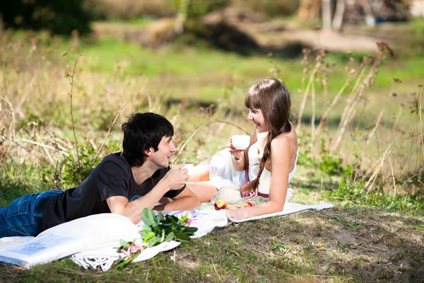 A young couplecuddling on the nature — Stock Photo, Image