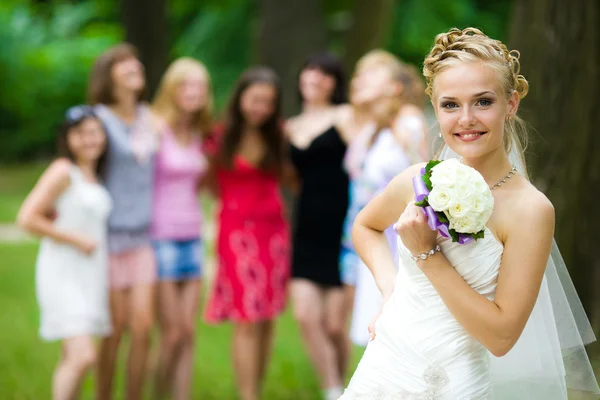 De bruid en haar vrienden zijn in het park — Stockfoto