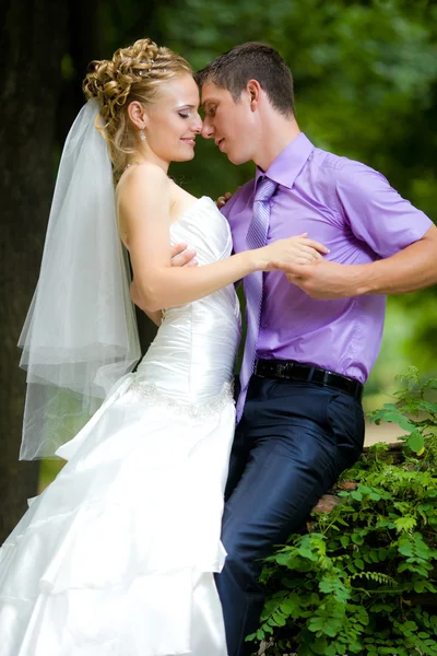Mariée et marié avec un bouquet de regarder l'autre — Photo
