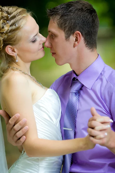 Bruid en bruidegom met een boeket van kijken naar elkaar — Stockfoto