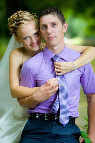 Mariée et marié avec un bouquet de regarder l'autre — Photo