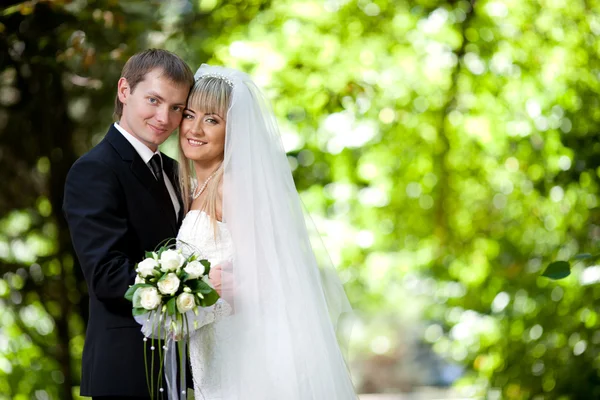 Menyasszony és vőlegény a parkban — Stock Fotó