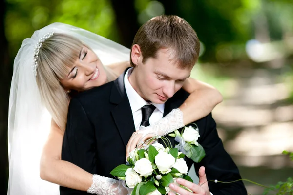 Bride and groom in the park — Stock Photo, Image