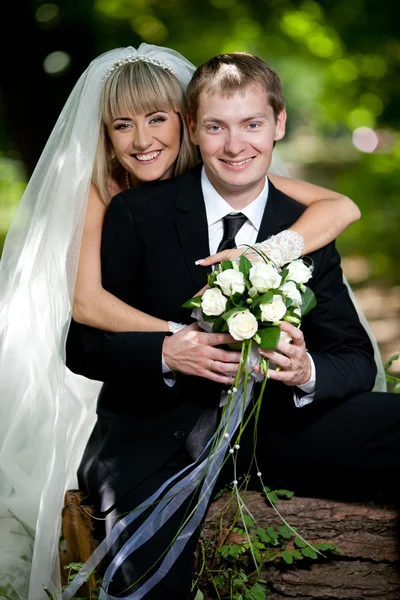 Sposa e sposo nel parco — Foto Stock