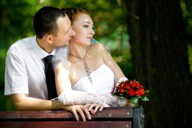 Gelin ve damat sarılıyor.