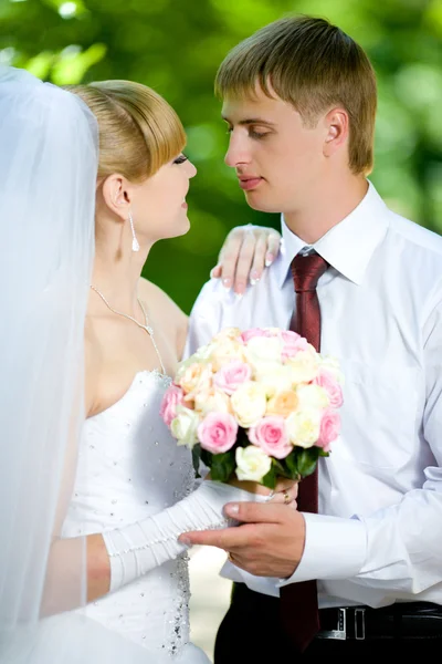 Noiva e noivo com um buquê — Fotografia de Stock