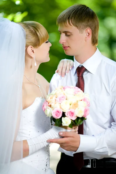 Novia y novio con un ramo — Foto de Stock