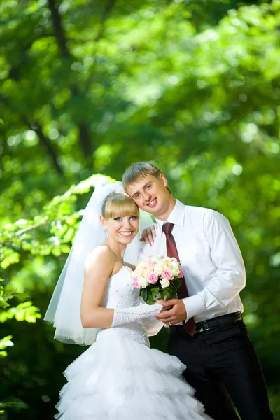 Nevěsta a ženich s kyticí úsměvů — Stock fotografie