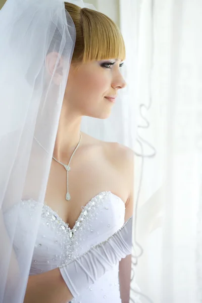 Affascinante giovane sposa — Foto Stock