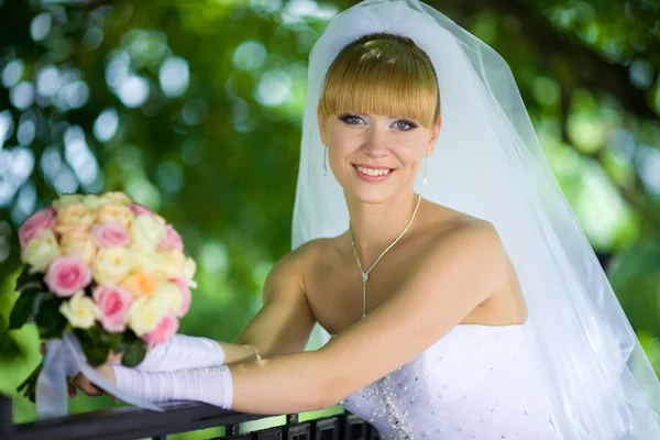 Bela noiva jovem com um buquê — Fotografia de Stock