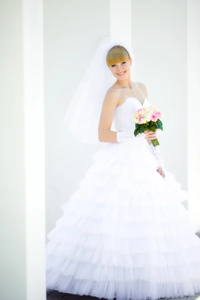 Mooie bruid staat — Stockfoto
