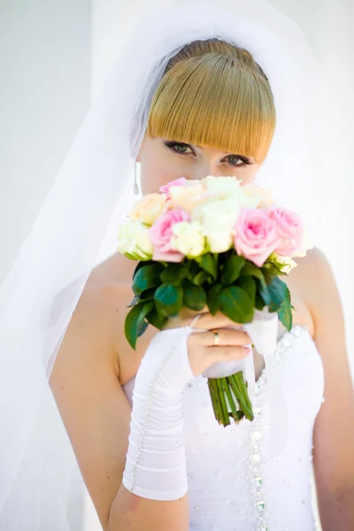 Schöne Braut steht — Stockfoto