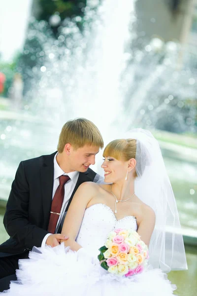 Verliebter Bräutigam und die Braut — Stockfoto