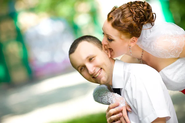 Bruden brudgummen biter — Stockfoto