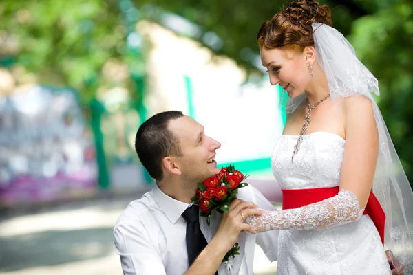 Nevěsta a ženich objímání — Stock fotografie