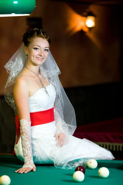 Невеста в бильярдной — стоковое фото