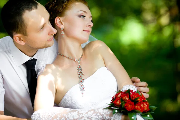 Nevěsta a ženich objímání — Stock fotografie
