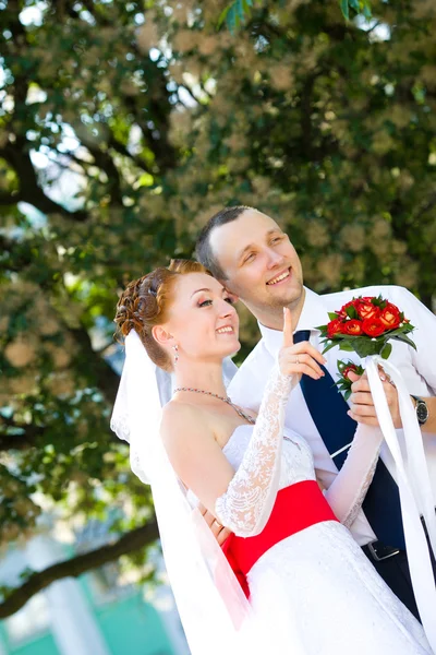 Bruden och brudgummen ser någonstans — Stockfoto
