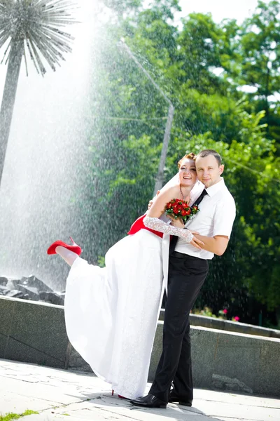 Noiva e noivo de pé — Fotografia de Stock