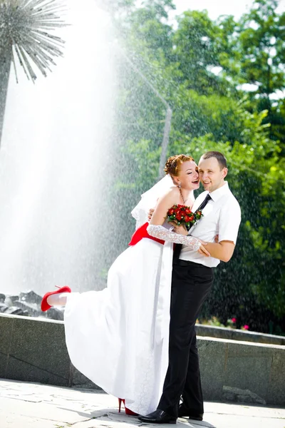 Bruid en bruidegom permanent — Stockfoto