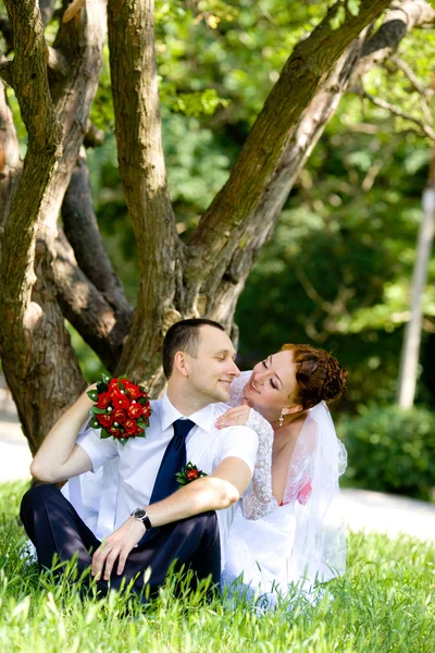 Portrait of the groom and the bride in par — Stock Photo, Image