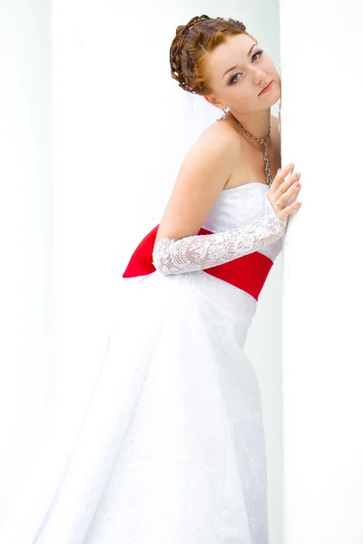 Une belle mariée dans le blanc — Photo