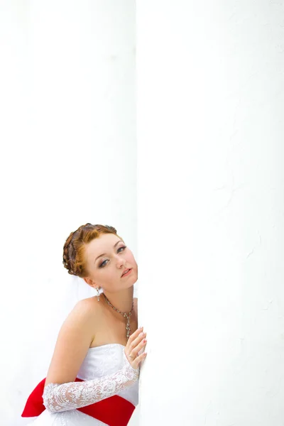 Uma bela noiva de branco — Fotografia de Stock